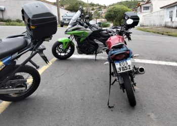 Adolescente é pego dirigindo moto com placa adulterada em Poços