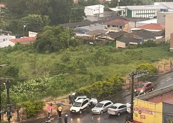 Carro perde freio e provoca acidente envolvendo três veículos em Poços