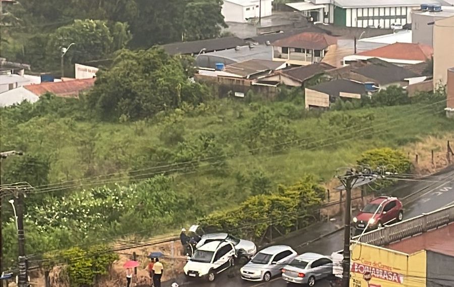 Carro perde freio e provoca acidente envolvendo três veículos em Poços