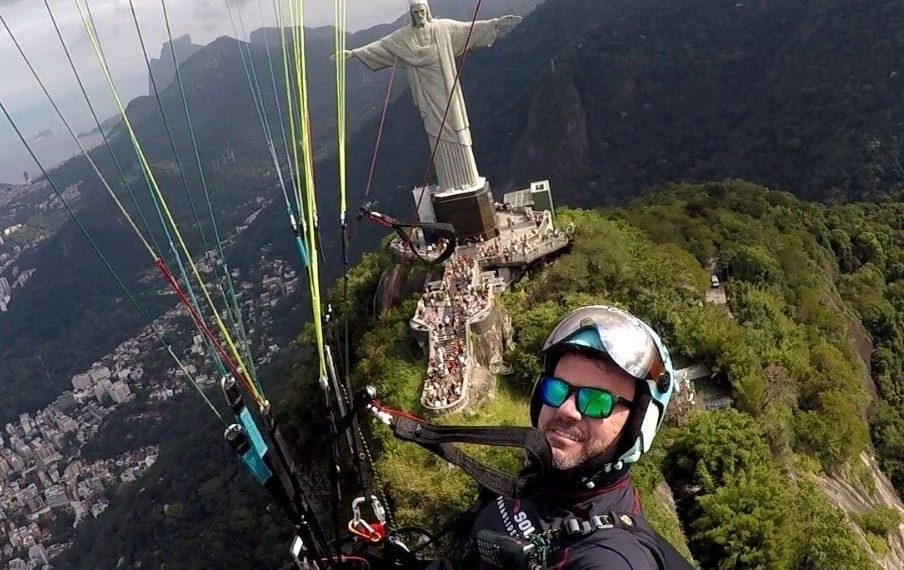 Homem que morreu em acidente de paraglider é sepultado