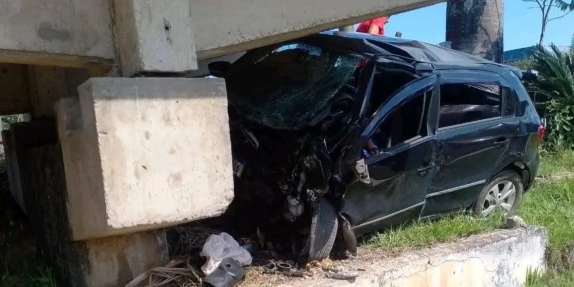 Jovem morre após colisão contra passarela em Espírito Santo do Pinhal