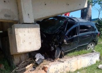 Jovem morre após colisão contra passarela em Espírito Santo do Pinhal