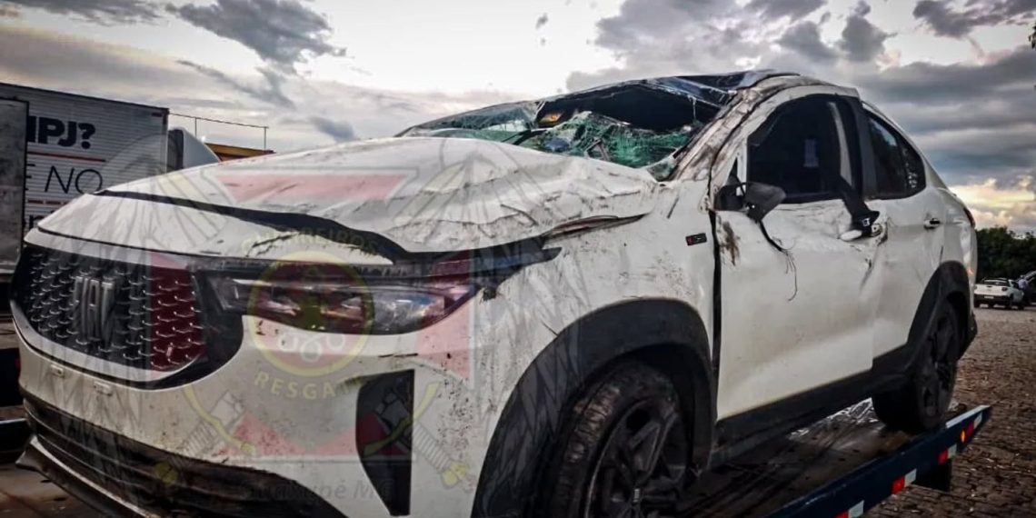 Carro capota após aquaplanar na BR-146