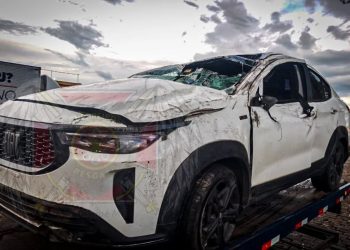 Carro capota após aquaplanar na BR-146