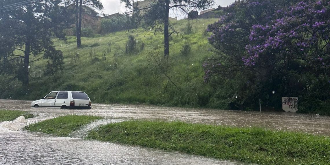 Terceiro alagamento na semana: Poços de Caldas sofre com chuva intensa