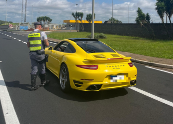 Operação rodoviária aborda 215 pessoas e remove 8 veículos nas estradas