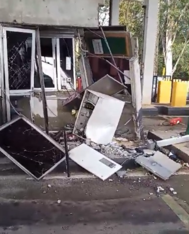 VÍDEO: motorista embriagado colide em praça de pedágio em Águas da Prata