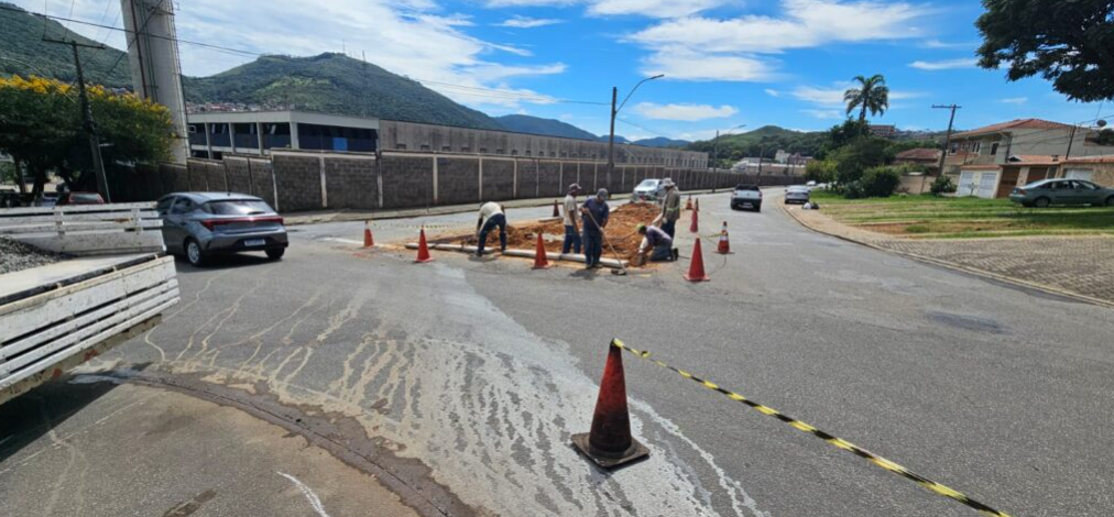 Em Poços o bairro Jardim Country Club recebe melhoria no trânsito com nova rotatória