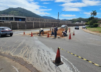 Em Poços o bairro Jardim Country Club recebe melhoria no trânsito com nova rotatória