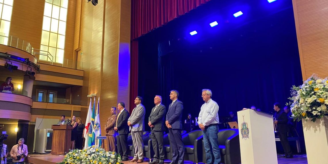 Paulo Ney e Dr. Eduardo Januzzi tomam posse dos cargos de prefeito e vice de Poços de Caldas