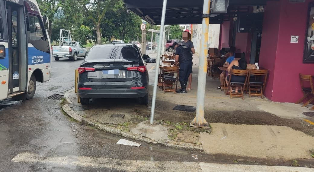 Carro invade calçada e quase atinge clientes de bar após colisão em Poços de Caldas