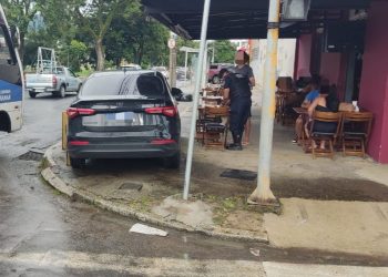 Carro invade calçada e quase atinge clientes de bar após colisão em Poços de Caldas