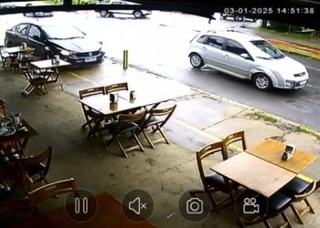 VÍDEO: carro que invadiu calçada de bar em Poços foi atingido por veículo que fugiu
