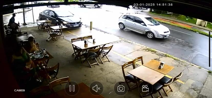 VÍDEO: carro que invadiu calçada de bar em Poços foi atingido por veículo que fugiu