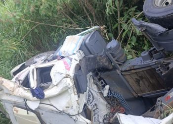 Caminhão cai de 20 metros e motorista escapa com ferimentos leves