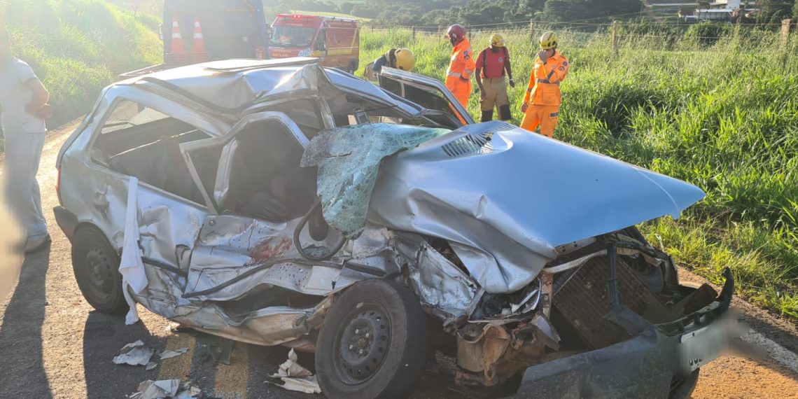 Mulher fica gravemente ferida em acidente entre carro e caminhão na MGC-369