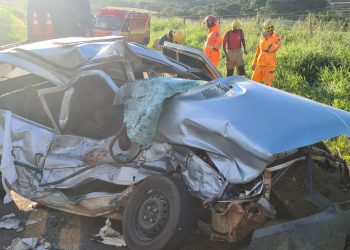 Mulher fica gravemente ferida em acidente entre carro e caminhão na MGC-369