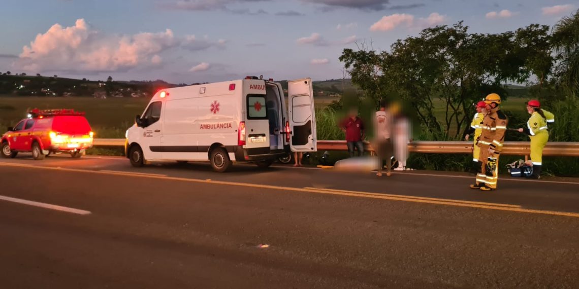 Mulher morre e mãe fica ferida em acidente de moto no Sul de Minas