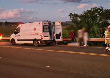 Mulher morre e mãe fica ferida em acidente de moto no Sul de Minas