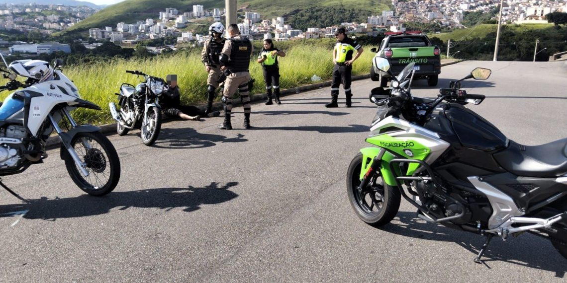PM e Demutran apreendem moto com placa de plástico e prendem homem por direção perigosa