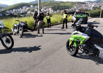PM e Demutran apreendem moto com placa de plástico e prendem homem por direção perigosa