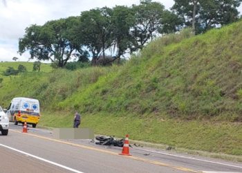 Acidente entre moto e caminhão deixa vítima fatal em São João da Boa Vista