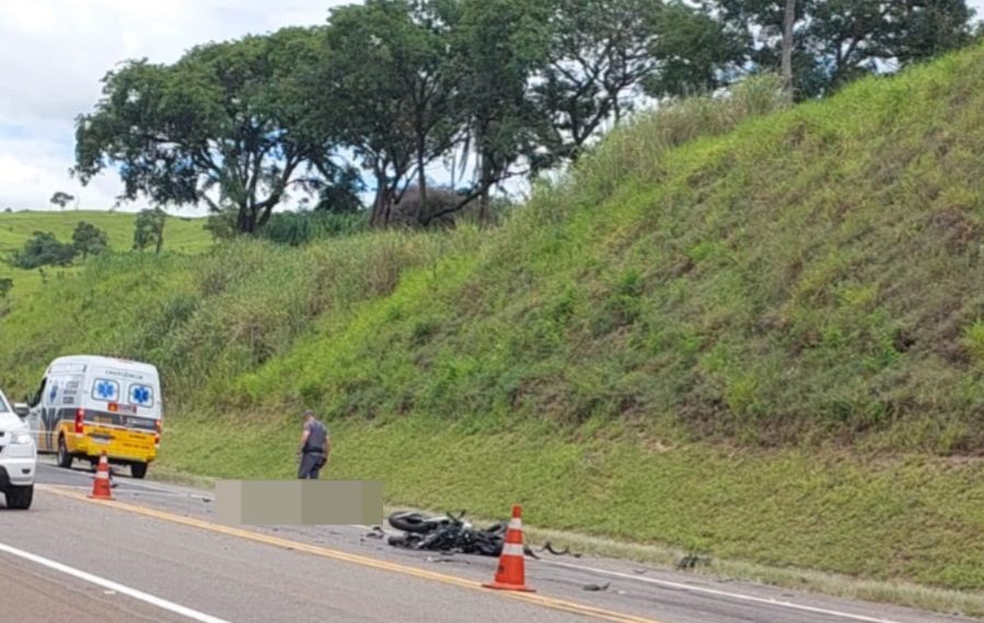 Acidente entre moto e caminhão deixa vítima fatal em São João da Boa Vista