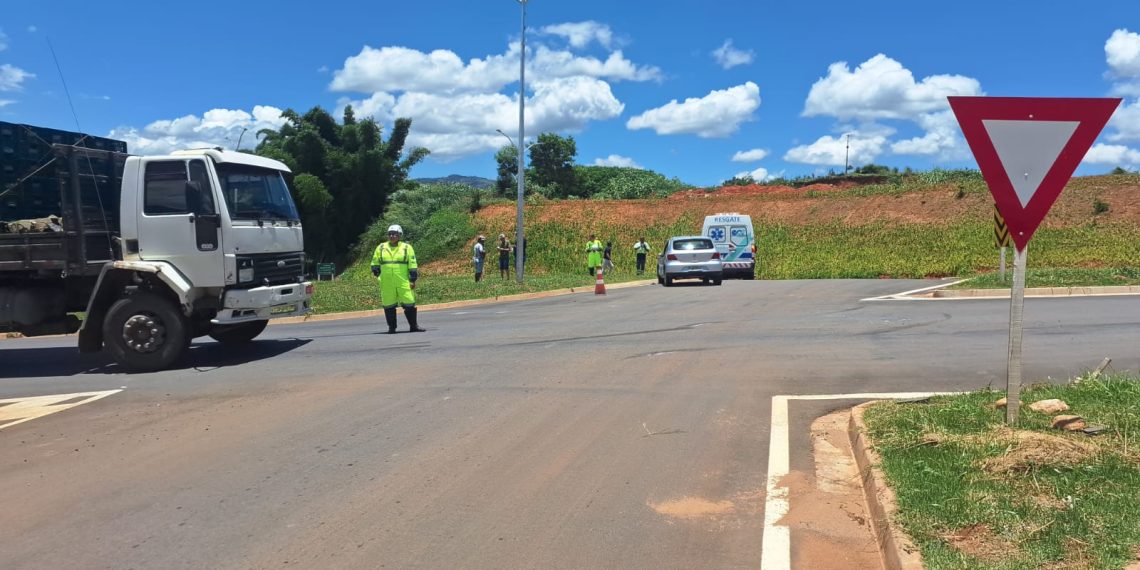 Professora fica ferida em acidente entre carro e caminhão na MG-455