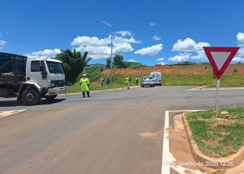 Professora fica ferida em acidente entre carro e caminhão na MG-455