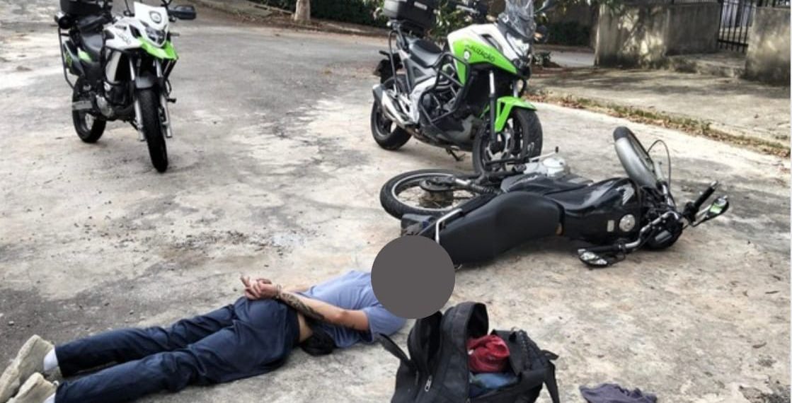 Homem tem moto apreendida após fugir de abordagem e tentar atropelar PM em Poços