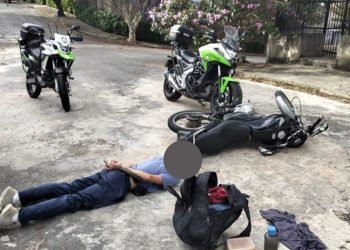 Homem tem moto apreendida após fugir de abordagem e tentar atropelar PM em Poços