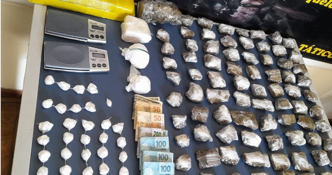 PM prende traficante e apreende drogas, R$ 5 mil e dólares em Poços de Caldas