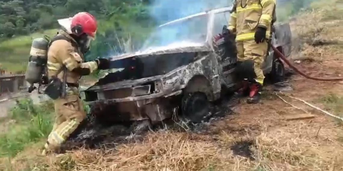 Bombeiros controlam incêndio em veículo em Andradas