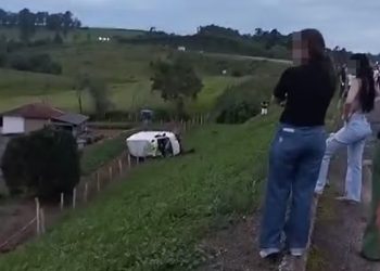 Van cai em barranco e deixa duas pessoas feridas na BR-146