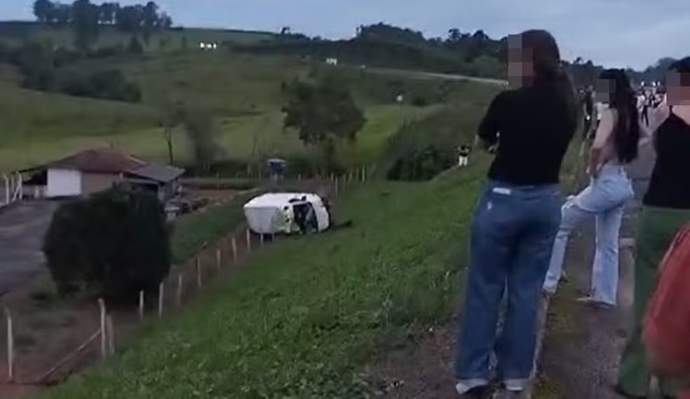 Van cai em barranco e deixa duas pessoas feridas na BR-146