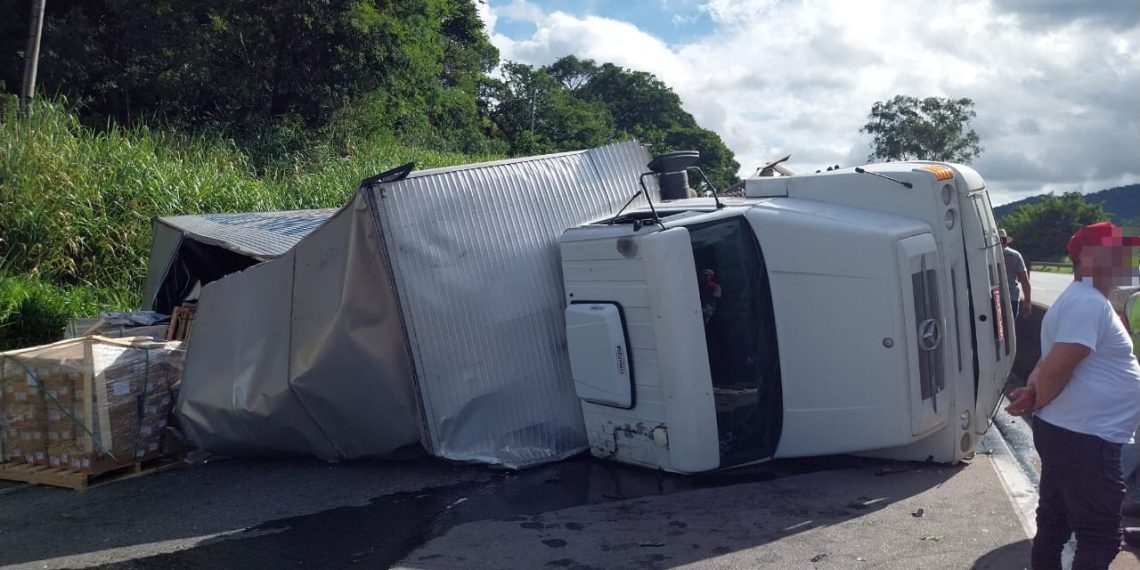 Carreta tomba e carga é saqueada na BR-381 no sul de Minas