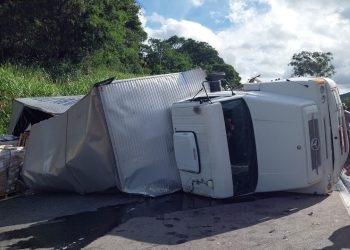 Carreta tomba e carga é saqueada na BR-381 no sul de Minas