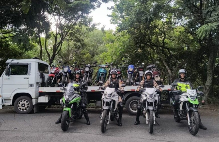 Demutran e PM apreendem 10 motocicletas em operação conjunta em Poços de Caldas