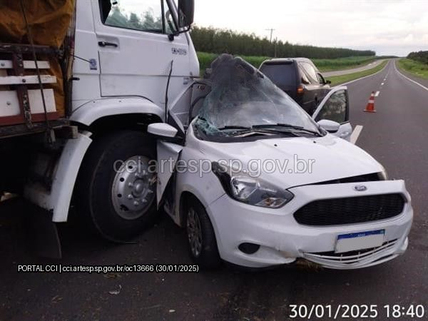 Colisão entre automóvel e carreta deixa vítima fatal em Mogi Guaçu (SP)