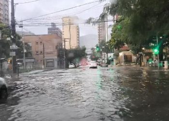 Córrego que causou enchente em 2016 volta a transbordar em Poços de Caldas