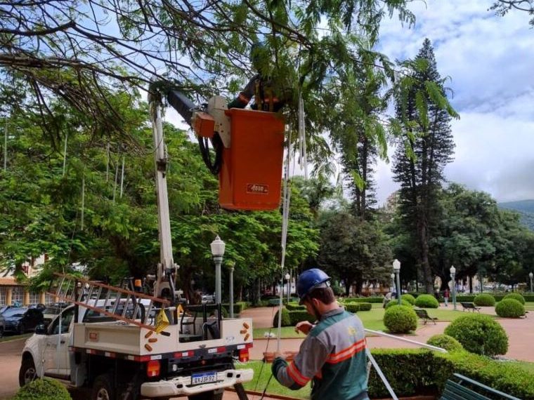 Enfeites natalinos começaram a ser retirados das ruas e praças de Poços de Caldas