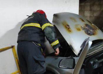 Veículo pega fogo em garagem após colisão em Andradas