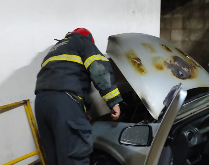 Veículo pega fogo em garagem após colisão em Andradas