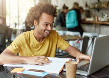 Projeto Aluno em Destaque distribui 27 bolsas de estudo para alunos da rede pública de Poços e região
