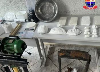PM apreende drogas e fecha laboratório de refino de cocaína
