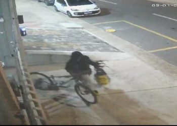 VÍDEO: ladrão invade condomínio duas vezes em menos de 7 horas em Poços