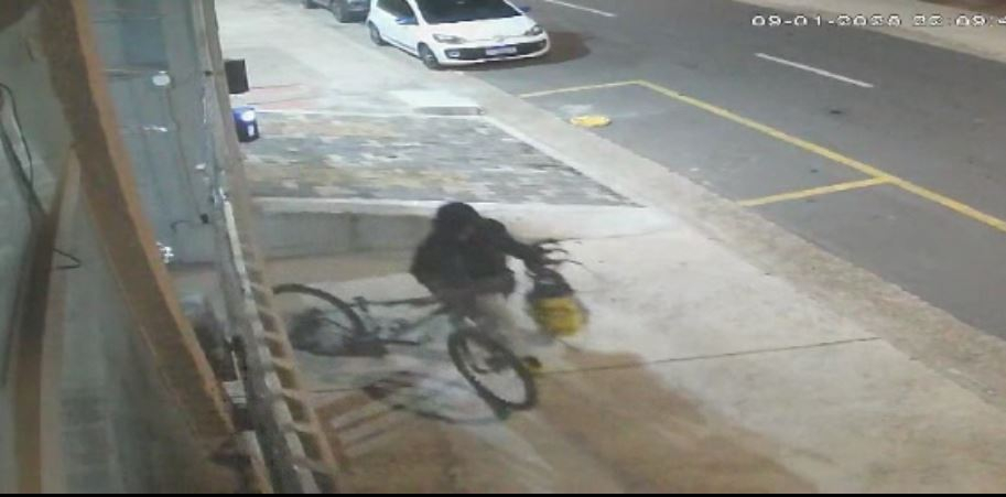 VÍDEO: ladrão invade condomínio duas vezes em menos de 7 horas em Poços