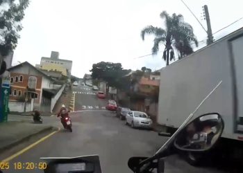 VÍDEO: perseguição policial no centro de Poços acaba com motociclista detido