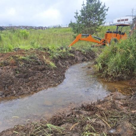 Prefeitura de Poços aumenta a limpeza de ribeirões e córregos