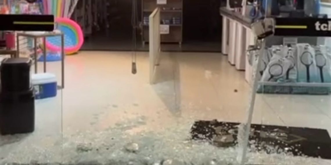 VÍDEO: homem arremessa pedra contra vitrine e invade loja de celulares em Andradas